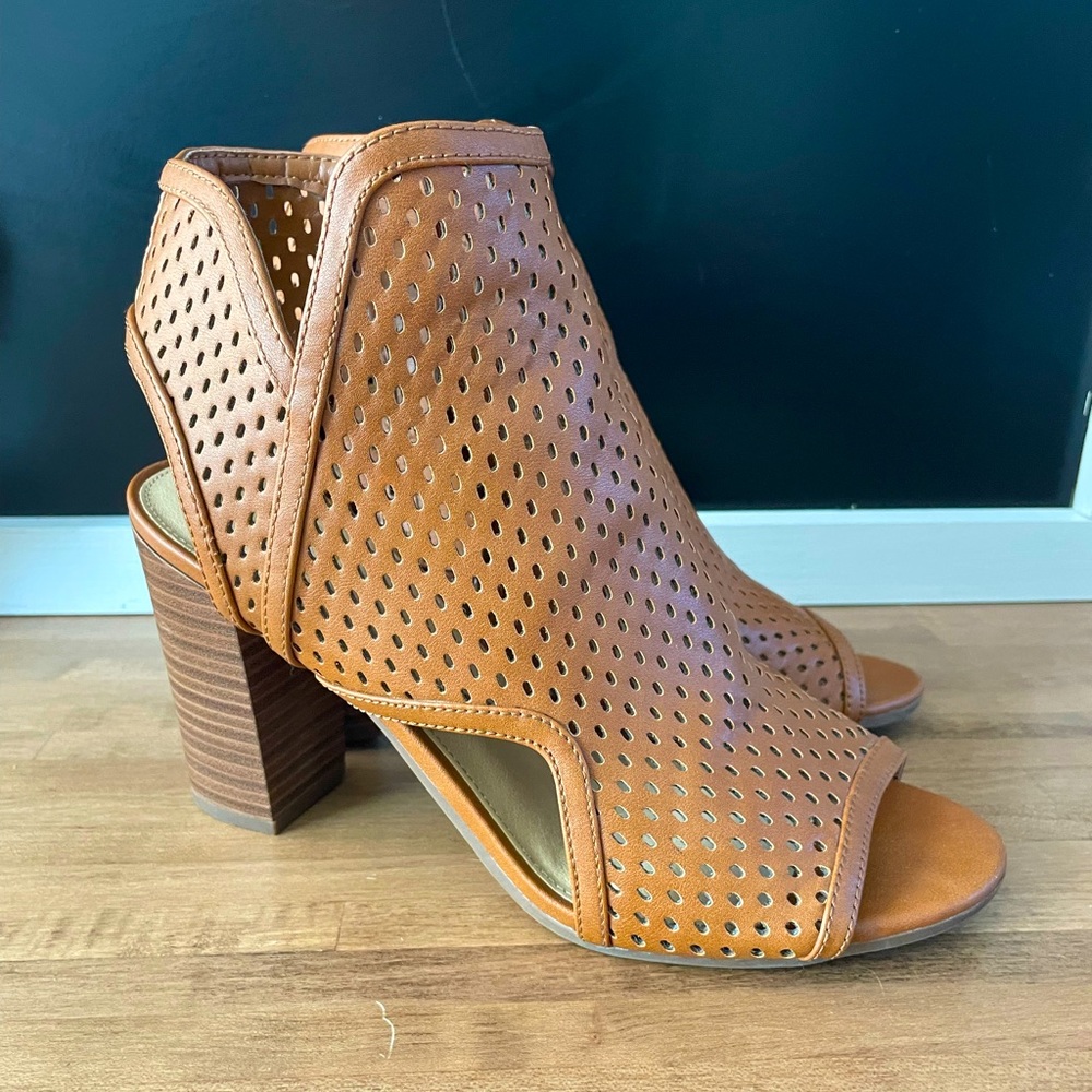 Womens size 8 1/2 Circus platform heel